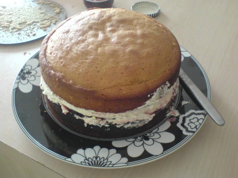 Pre dusted victoriasponge cake